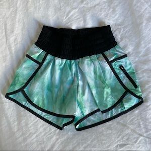 lululemon Tracker Short 4” - Size 4 - Green Tie Dye